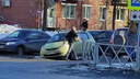 Будьте осторожны: в Ярославле за выходные несколько машин пострадали из-за гигантской ямы
