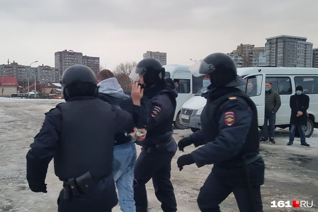 Многих задержали за Театральной площадью Многих задержали за Театральной площадью