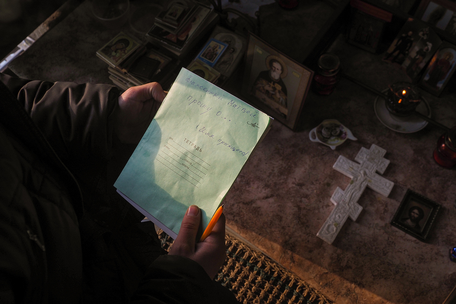 В этой тетради паломники записывают просьбы Матфею Татомиру<br><br>автор фото Андрей Бессонов / «Фонтанка.ру»<br>