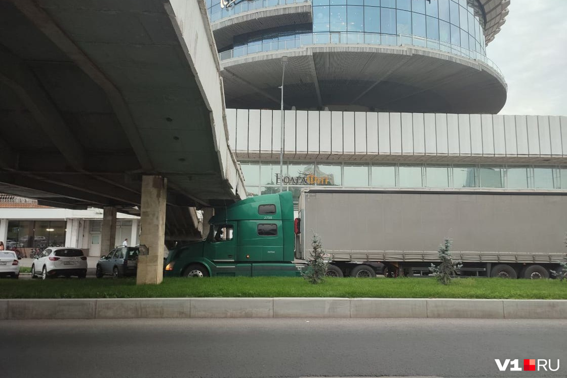 Под пешеходным путепроводом на Центральной набережной застрял очередной  грузовик. Его водитель сейчас пытается вызволить машину из ловушки - 27  августа 2021 - V1.ру