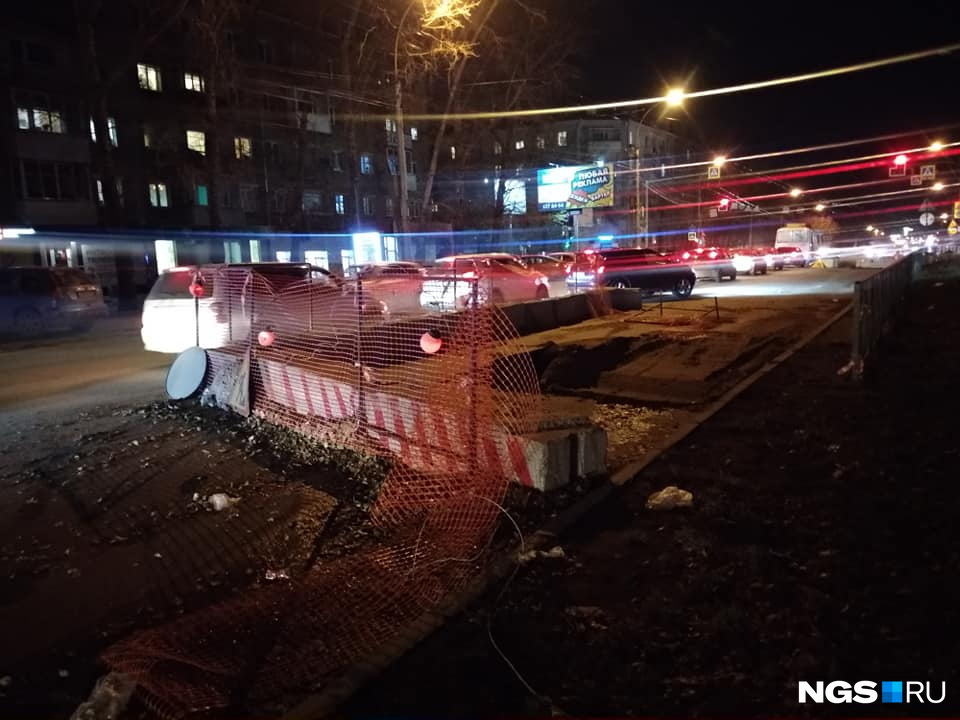 Если бы горожане видели, что работа в подобных ямах кипит даже поздним вечером, то, скорее всего, отнеслись бы к неудобствам с пониманием Если бы горожане видели, что работа в подобных ямах кипит даже поздним вечером, то, скорее всего, отнеслись бы к неудобствам с пониманием