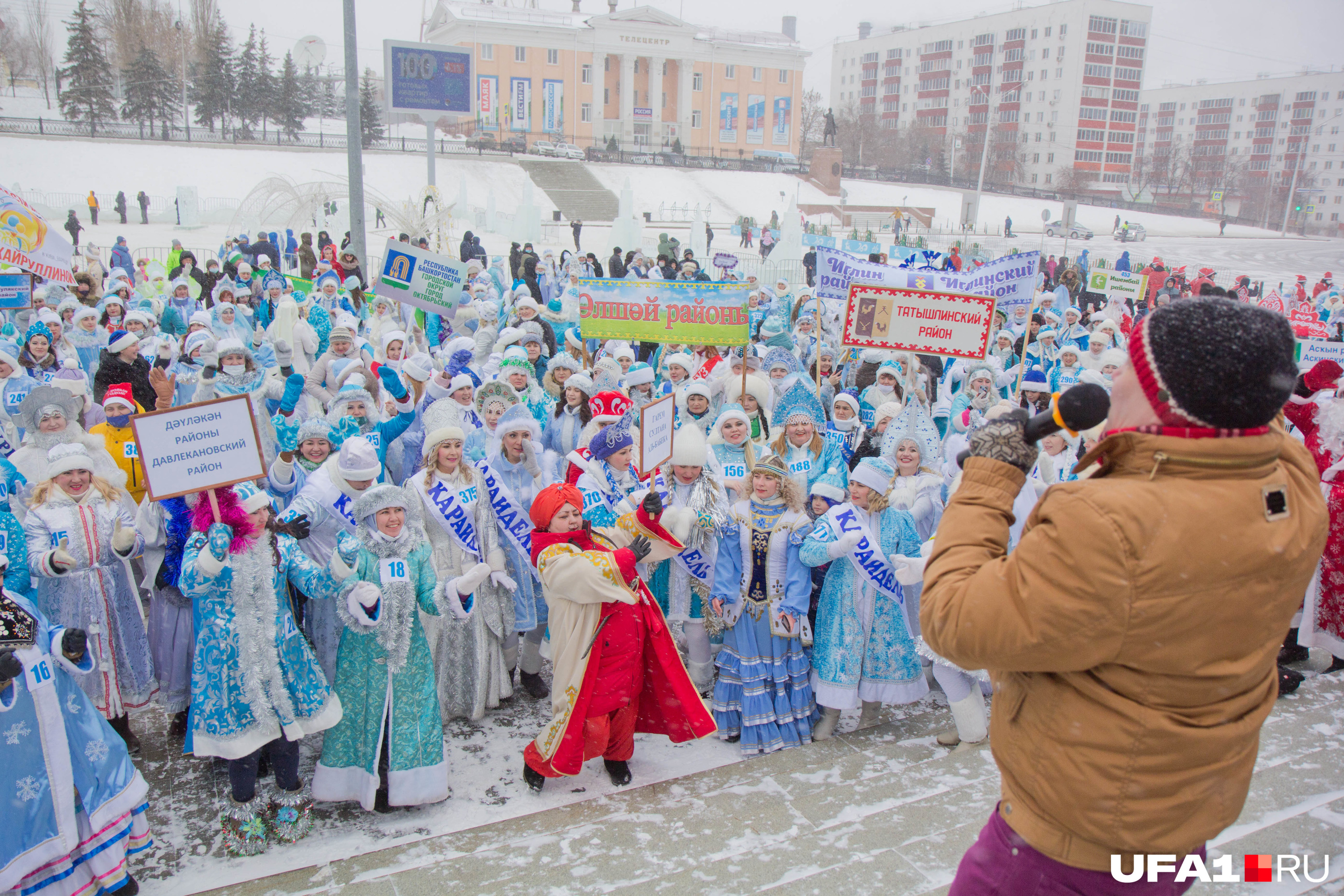 Парад снегурочек в кемерово. Парад снегурочек Уфа 2023. Парад снегурочек в Уфе 2022. Парад снегурочек Уфа 2022 Сибай. Шествие снегурочек Луховицы.