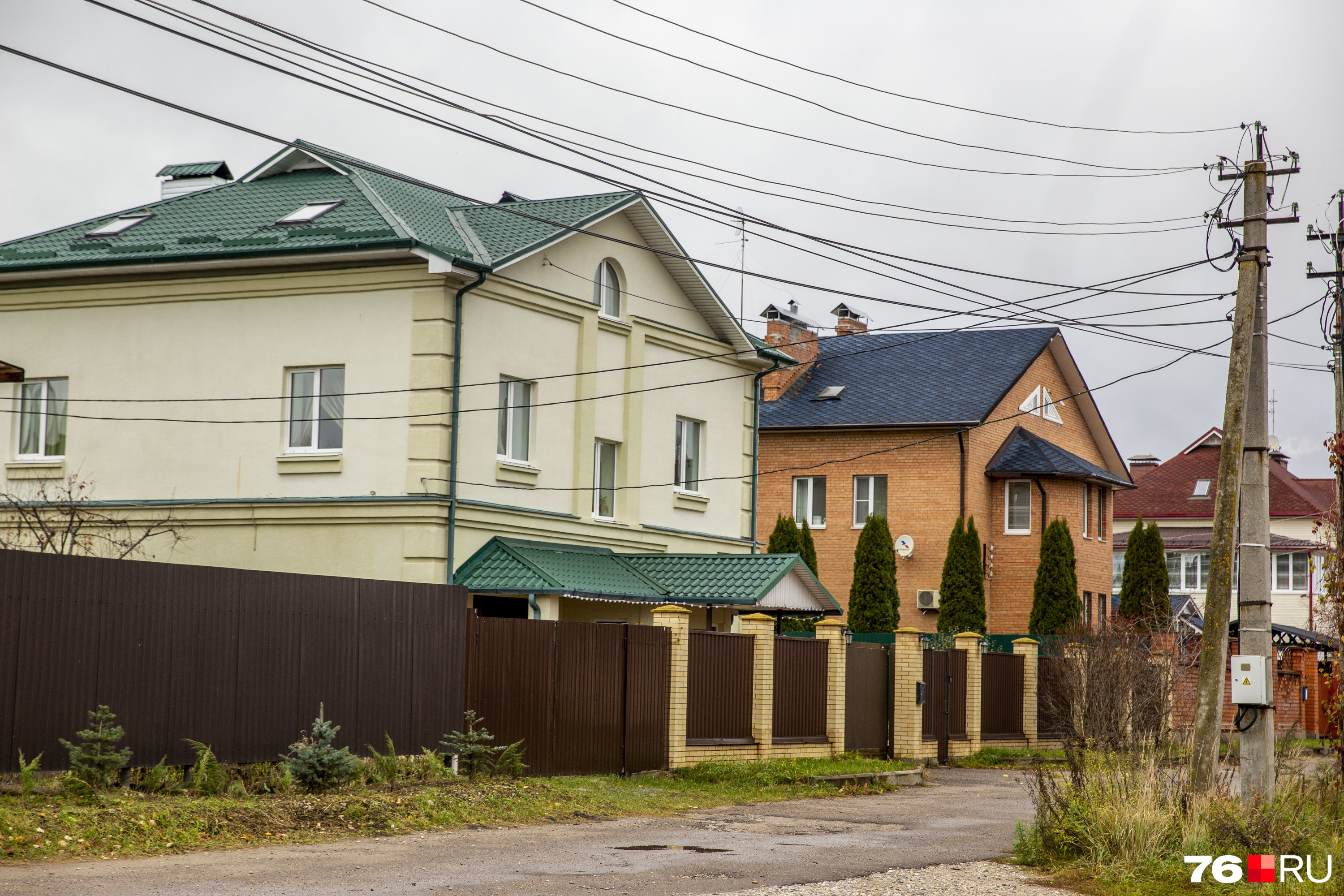 Но профнастил всё равно прорвался и к этим роскошным домам Но профнастил всё равно прорвался и к этим роскошным домам