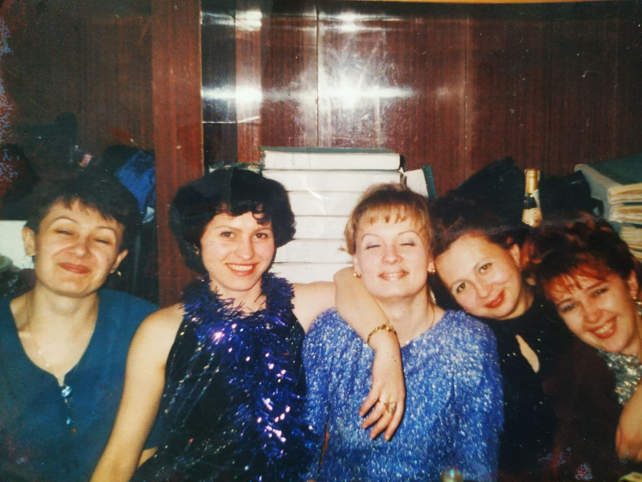 А это снимок 2000 года - Виктория тут с мишурой на шее. Через год её повысят до заместителя главного бухгалтера. В <nobr class="_">22 года</nobr>! А это снимок 2000 года - Виктория тут с мишурой на шее. Через год её повысят до заместителя главного бухгалтера. В <nobr class="_">22 года</nobr>!