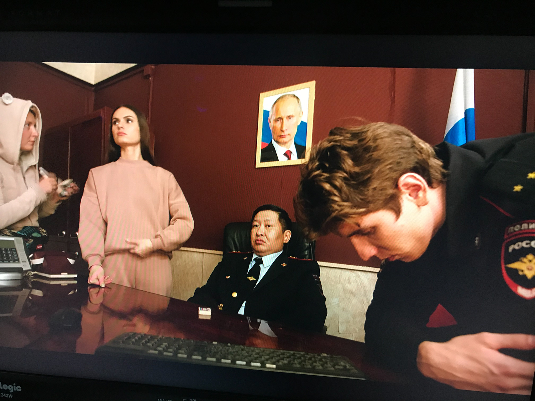 «Маньячелло» называют первым бурятским ситкомом, Жаргал Бадмацыренов (на фото он в кресле) — уроженец этой восточной республики. Он — автор идеи черной комедии, он же сыграл одну из ролей и был режиссером «Маньячелло» называют первым бурятским ситкомом, Жаргал Бадмацыренов (на фото он в кресле) — уроженец этой восточной республики. Он — автор идеи черной комедии, он же сыграл одну из ролей и был режиссером