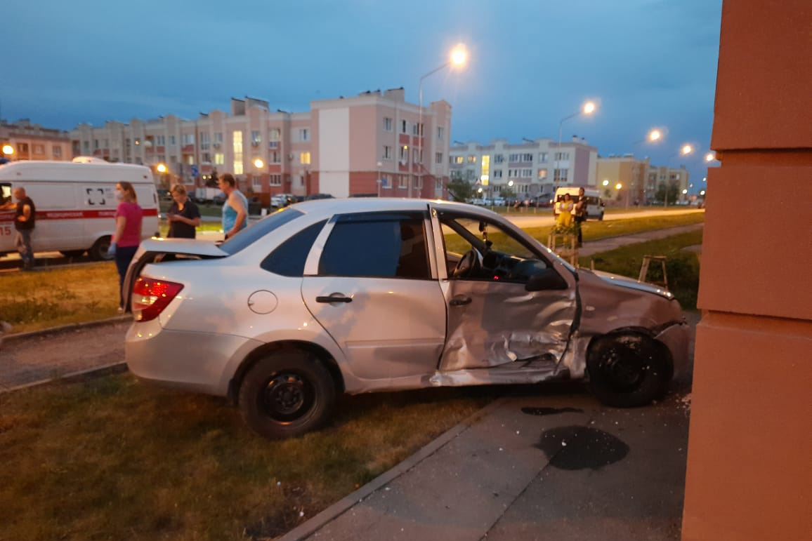 В Южном городе водитель «Форда» протаранил машину с детьми май 2021 г - 22  мая 2021 - 63.ру