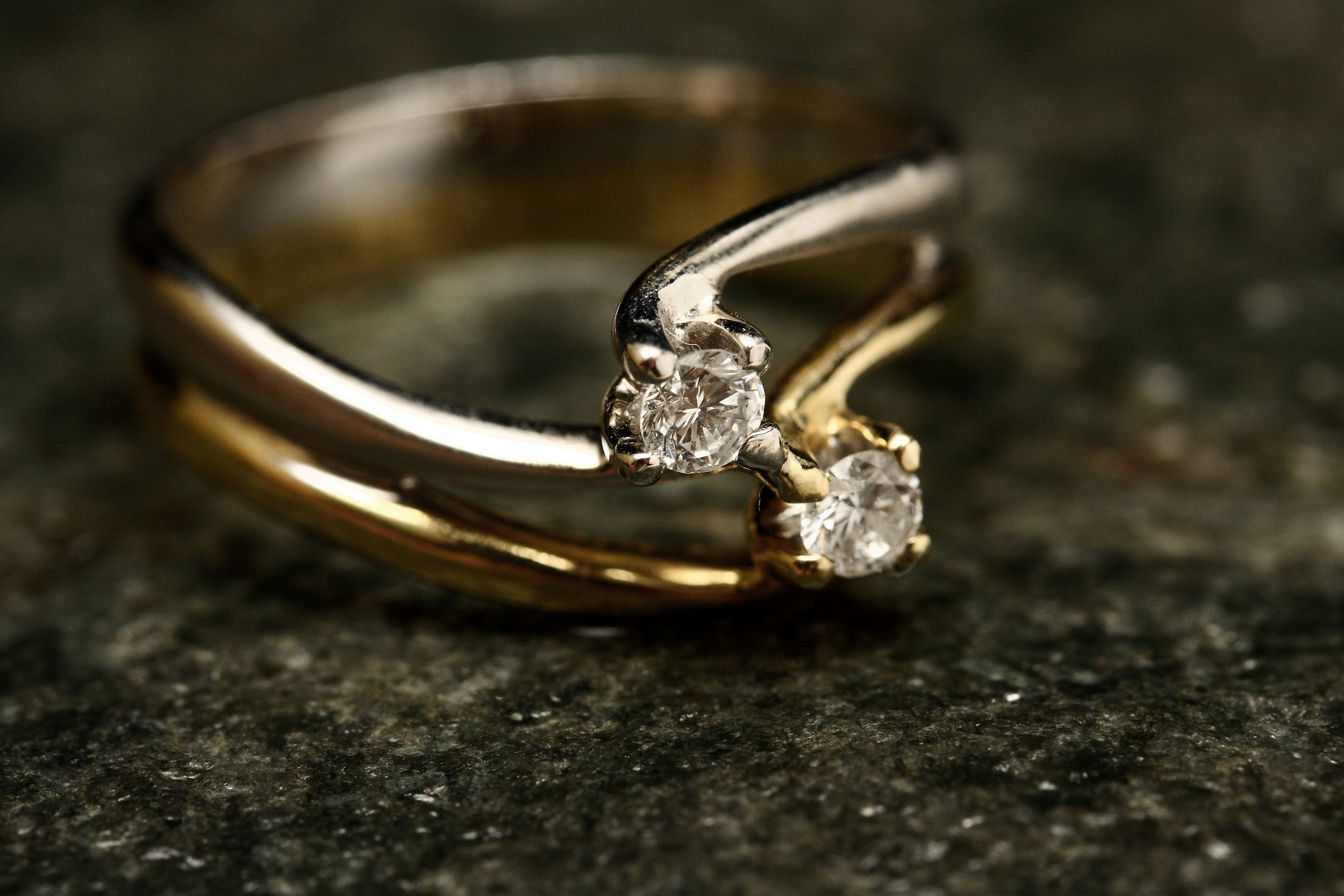 Ломбарды золотых колец купить. Золотое кольцо. Кольцо с бриллиантом. Золотые украшения. Золотое кольцо с бриллиантом.