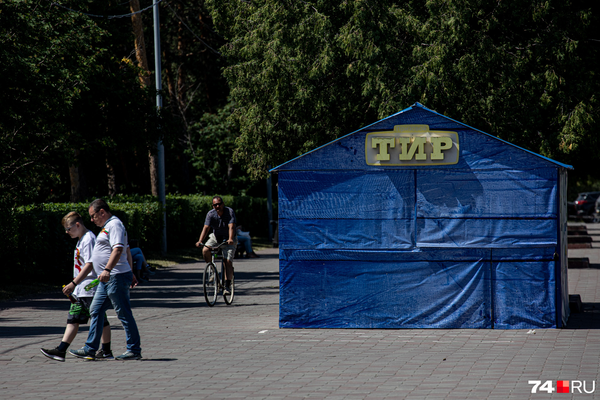 В Челябинске принят дизайн-код для нестационарных объектов, но почему-то в парке он не действует. Откуда такая любовь к ядовитым оттенкам и дешевым материалам? В Челябинске принят дизайн-код для нестационарных объектов, но почему-то в парке он не действует. Откуда такая любовь к ядовитым оттенкам и дешевым материалам?