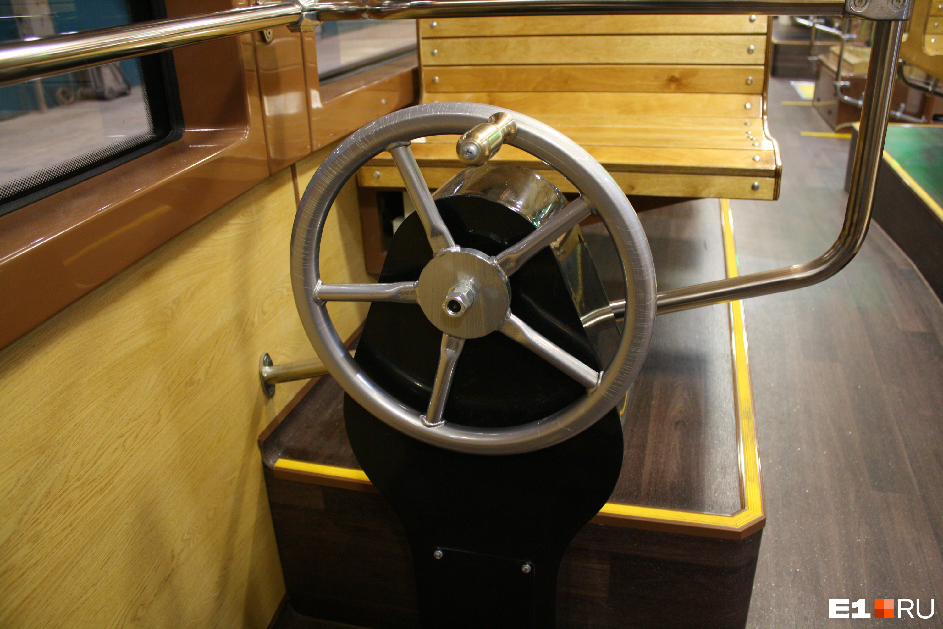 В задней части салона находится колесо, имитирующее стоп-кран старинных вагонов