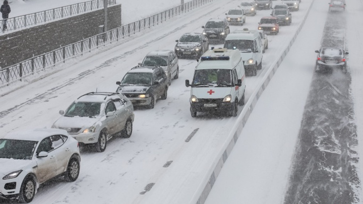«Пусть фигачат на дорогу»: мэр разрешил уборку снега в час пик