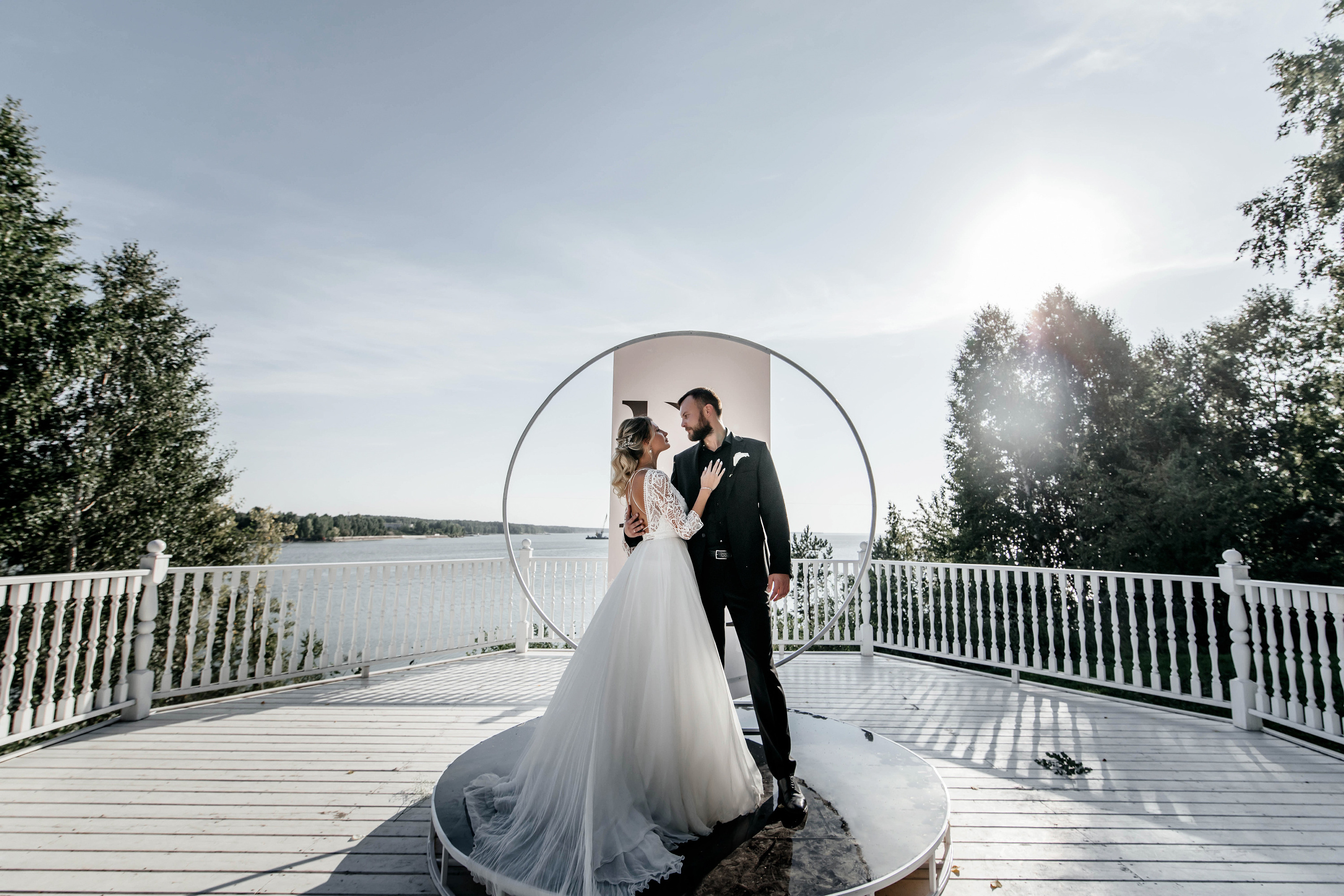 «Легко и романтично»: 10 вариантов, как провести свадьбу с бюджетом в пределах 100 000 ₽