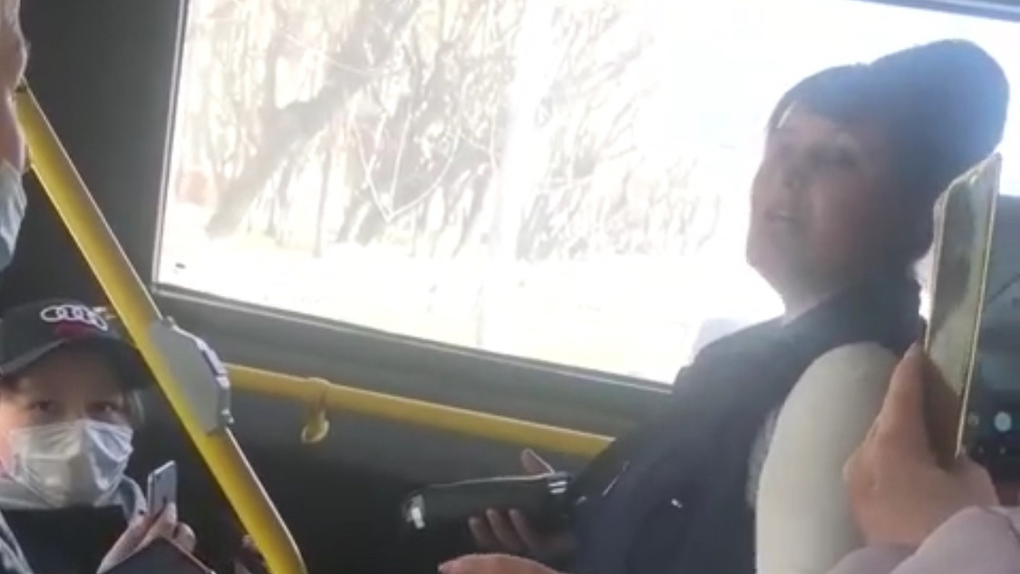 Скандал из-за самоката в автобусе: кондуктор обматерила школьника и высадила его