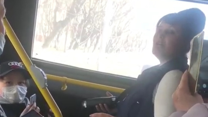 Скандал из-за самоката в автобусе: кондуктор обматерила школьника и высадила его