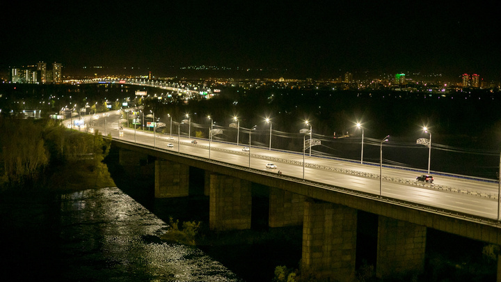 «70% разбиваются о воду»: правоохранителям удалось уговорить девушку не прыгать с Октябрьского моста