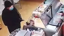 Всё пошло не по сценарию: в Волгограде незатейливый грабитель попытался дважды обчистить магазин — видео