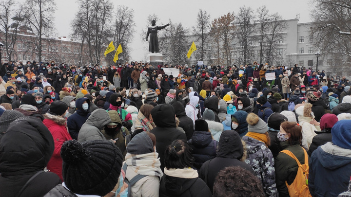 Протестующие в Нижнем Новгороде собрались на площади Минина. Начались задержания