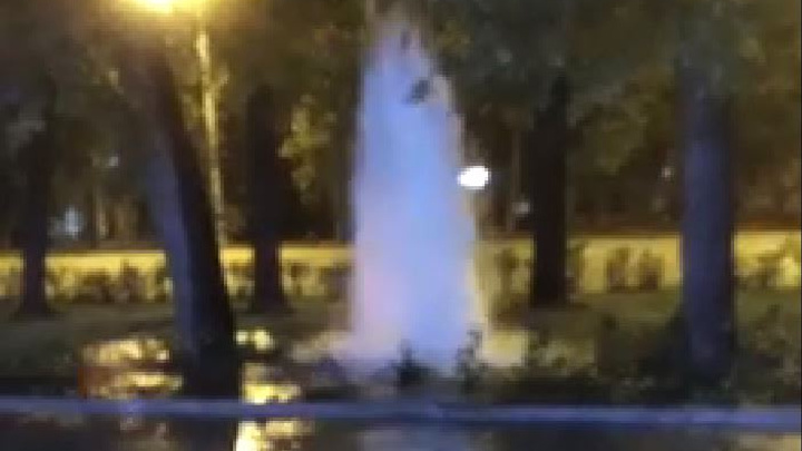 В Екатеринбурге посреди ночи появился новый фонтан, который никого не спасет от жары