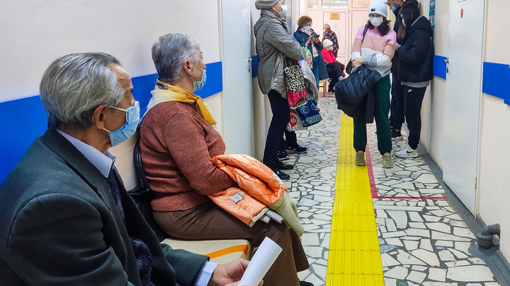 «Дайте я уже здесь умру»: пациенты уфимских поликлиник сидят в очередях по несколько часов