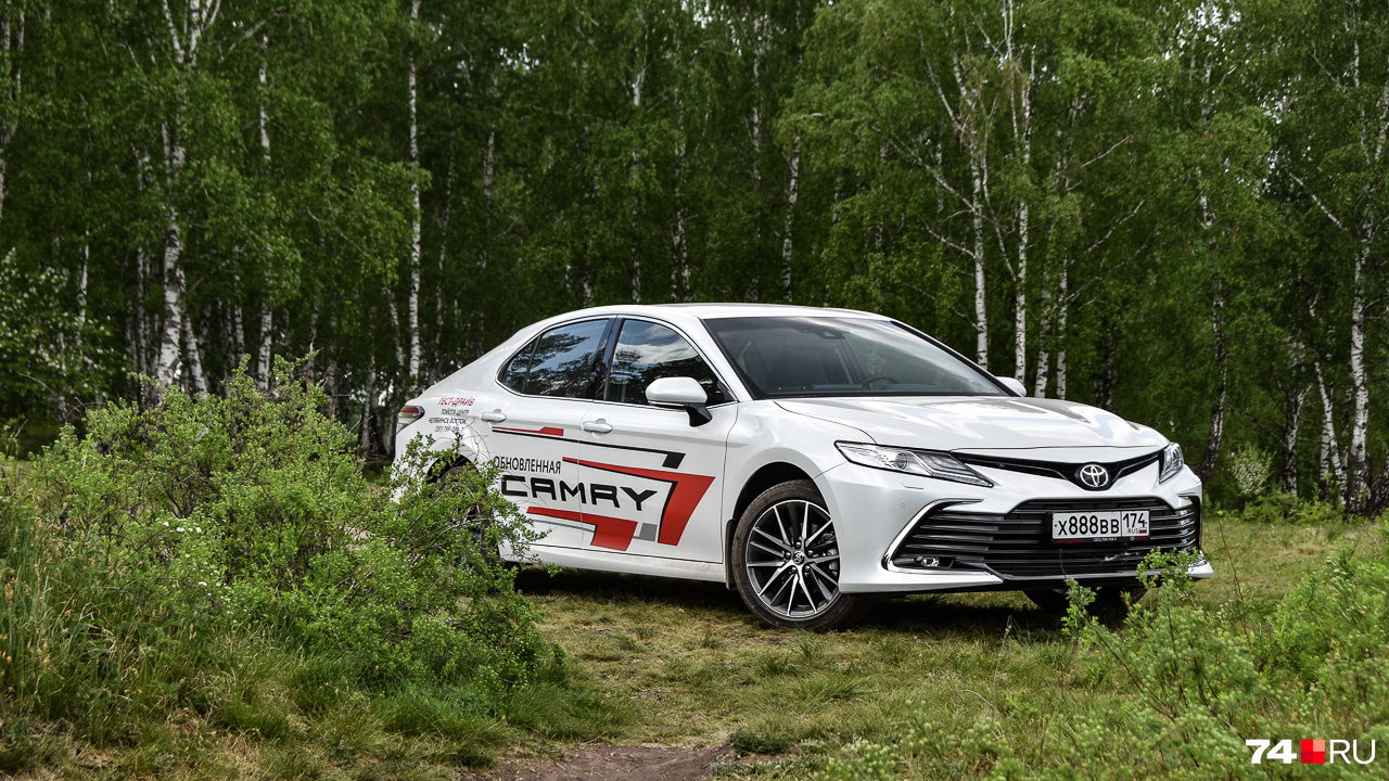 Базовая версия Camry стоит от 1,88 миллиона (2 литра) и от 2,15 миллиона рублей (2,5 литра) Базовая версия Camry стоит от 1,88 миллиона (2 литра) и от 2,15 миллиона рублей (2,5 литра)