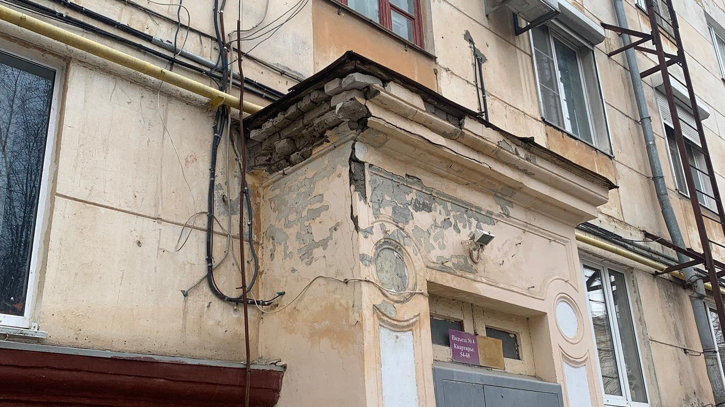 Каски не полагаются: дом в центре Волгограда угрожает волгоградцам падающими кирпичами