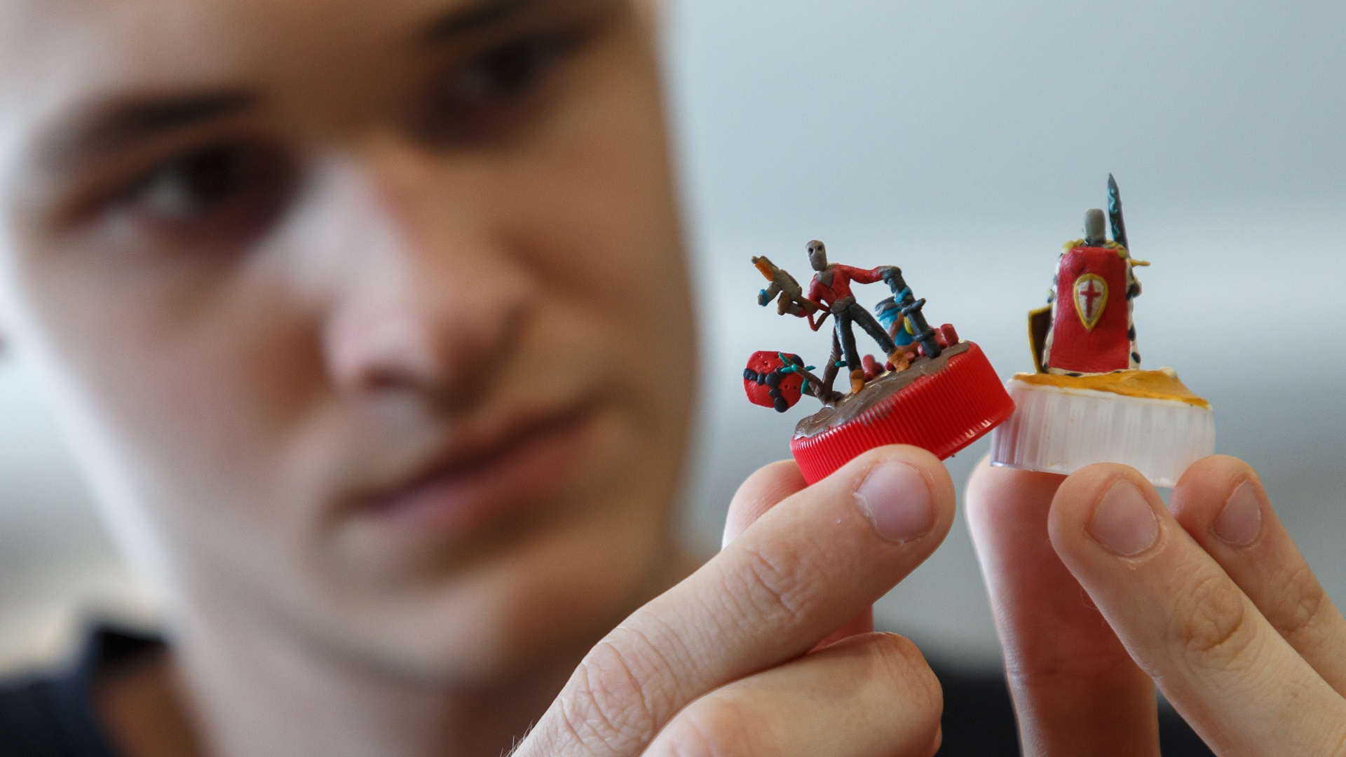 «Это и хобби, и первое детское воспоминание»: история волгоградца, всю жизнь создающего пластилиновые миниатюры