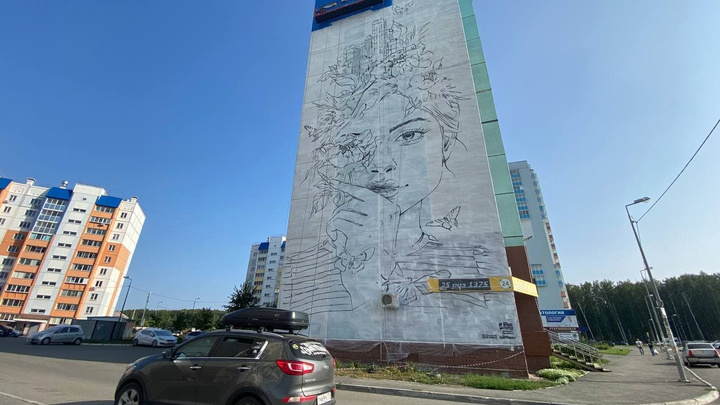 30-метровый портрет девушки рисуют на жилом доме в Парковом