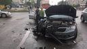 Нос автомобиля разворотило: на юге Волгограда столкнулись три иномарки