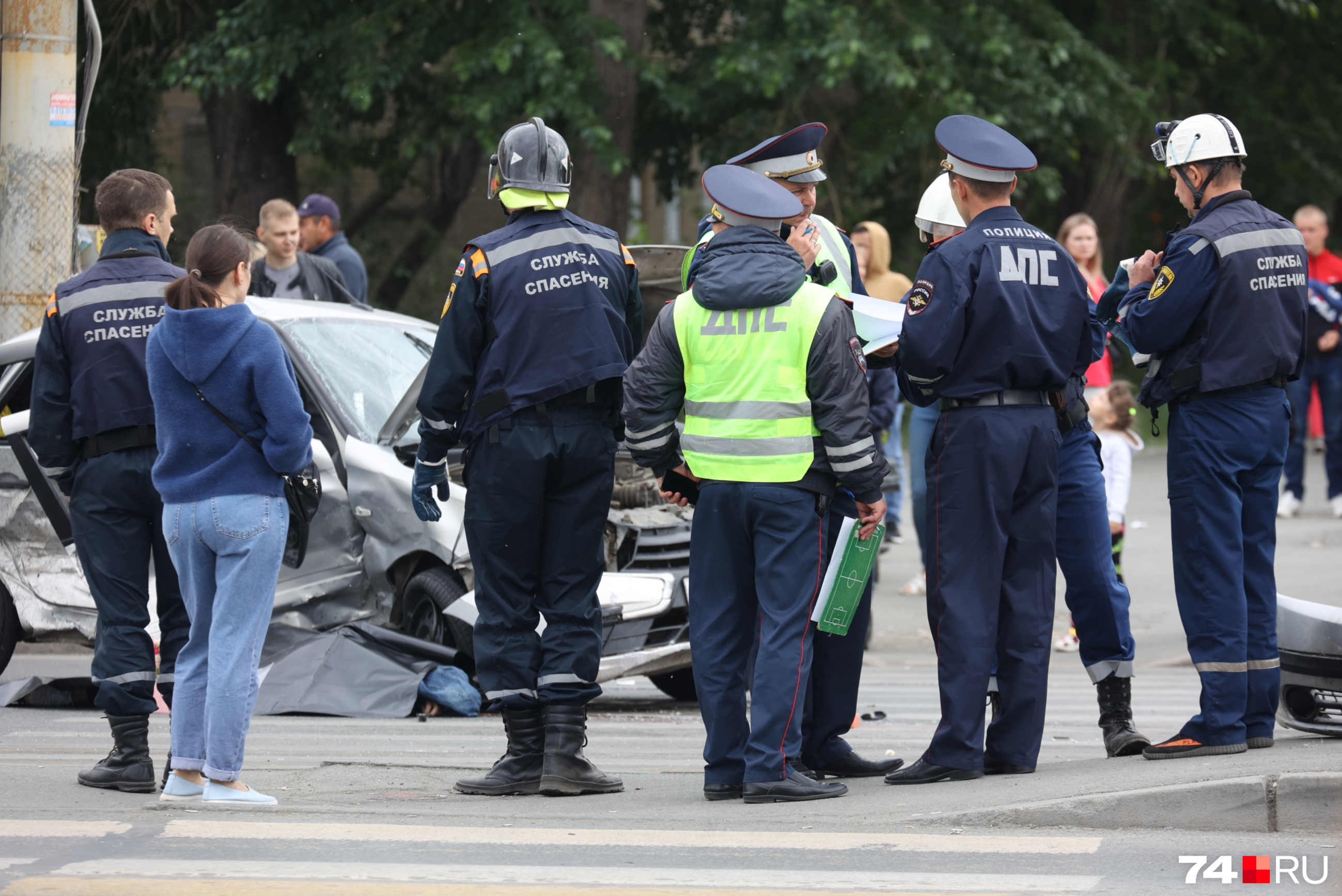 Рассказал подробности. Перекресток Барбюса Дзержинского. 10.06.2022 Авария на перекрестке Кириши. Авария в Челябинске на Барбюса 10.06.2021. Правила ДПС.