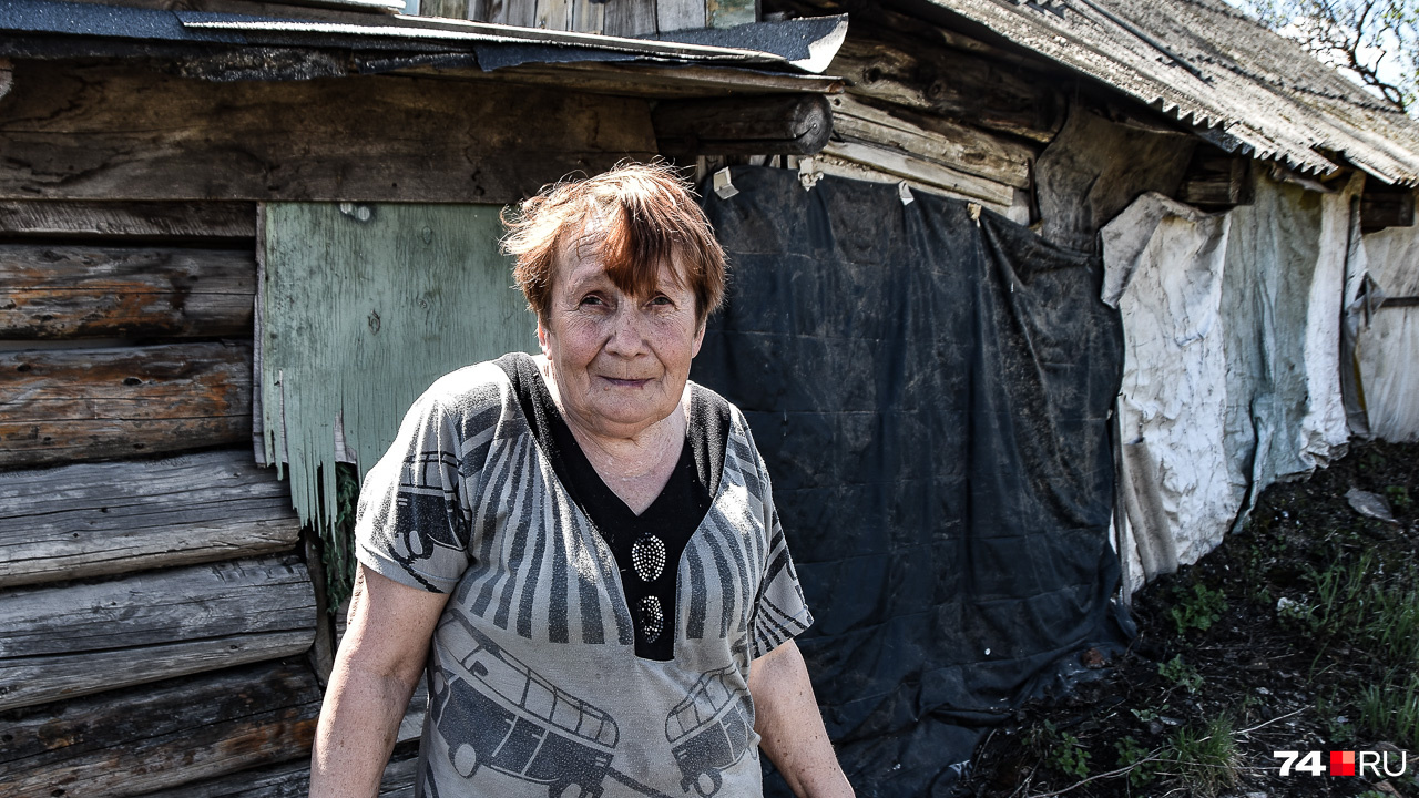 Жительница улицы Зелёной Вера Алексеевна Михалищева на фоне своего дома, утепленного кустарным способом