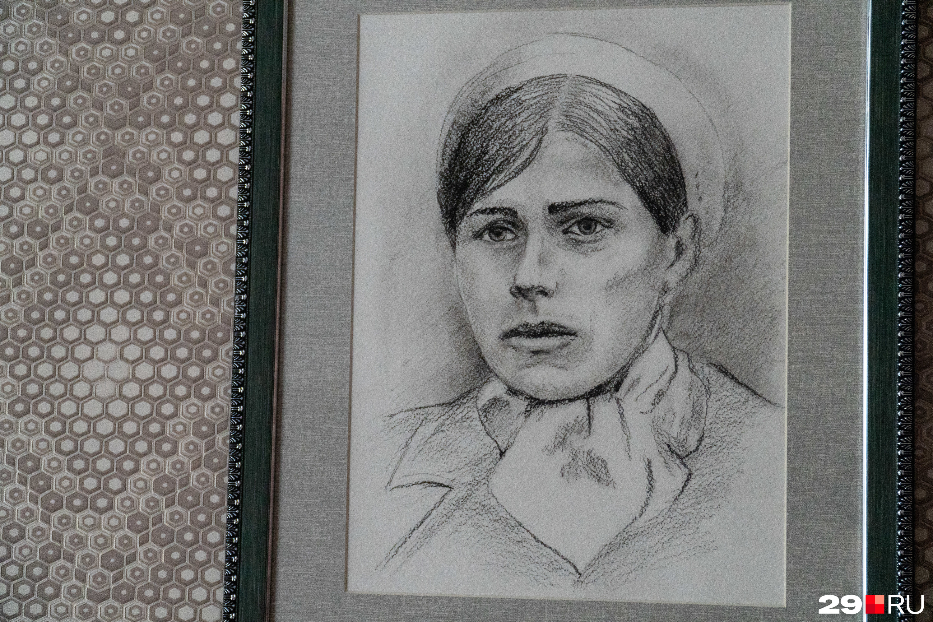А на этом портрете Любови Яковлевне 19 лет. Его нарисовала ее внучка, которая увлекается рисунком