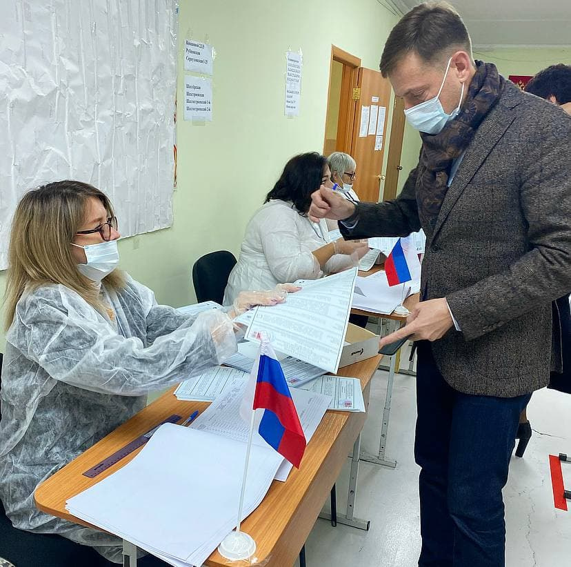 Министр здравоохранения региона Юрий Семёнов был одним из первых избирателей: голосовать он пришел в 8 утра Министр здравоохранения региона Юрий Семёнов был одним из первых избирателей: голосовать он пришел в 8 утра