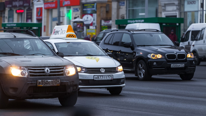 Челябинские власти отказались от идеи пересадить таксистов только на белые или желтые машины