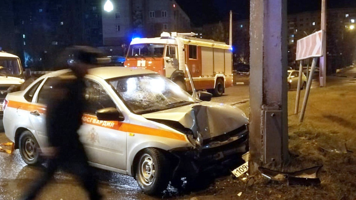 В Новокузнецке автомобиль Росгвардии врезался в столб