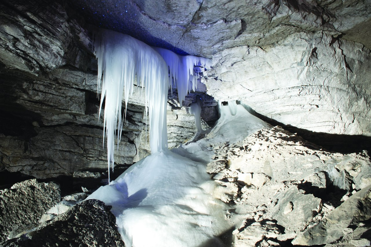 В Кунгурской ледяной пещере можно увидеть причудливые ледяные и снежные наросты