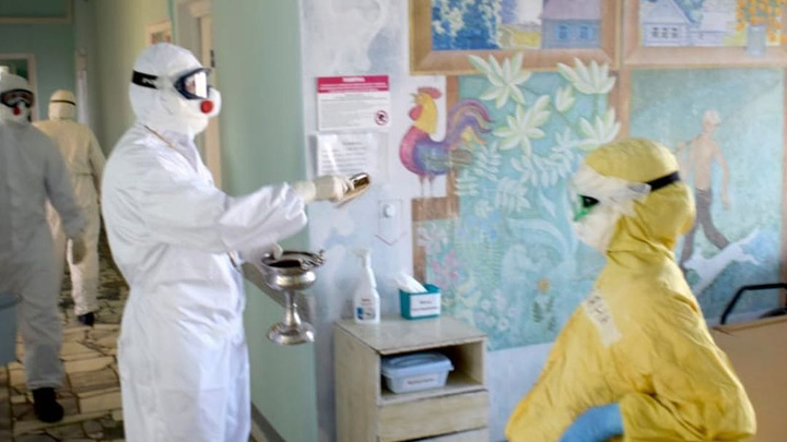 Больных коронавирусом окропили святой водой в новокузнецком госпитале. Показываем необычные фото