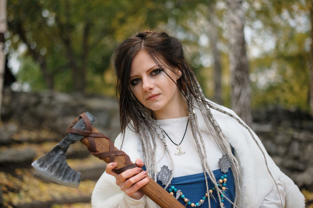 Фото жены шамана. Шаман с длинными волосами фото. Shaman и Мария Рощупкина. Марина Ращупкина жена шамана фото.