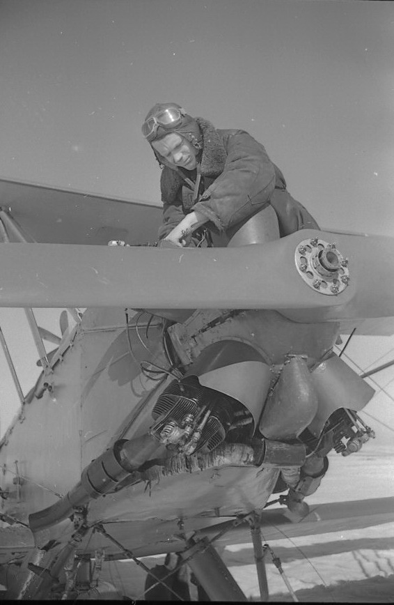Старший авиатехник Мещеряков М. Е. готовит самолет, 30 марта 1951 года