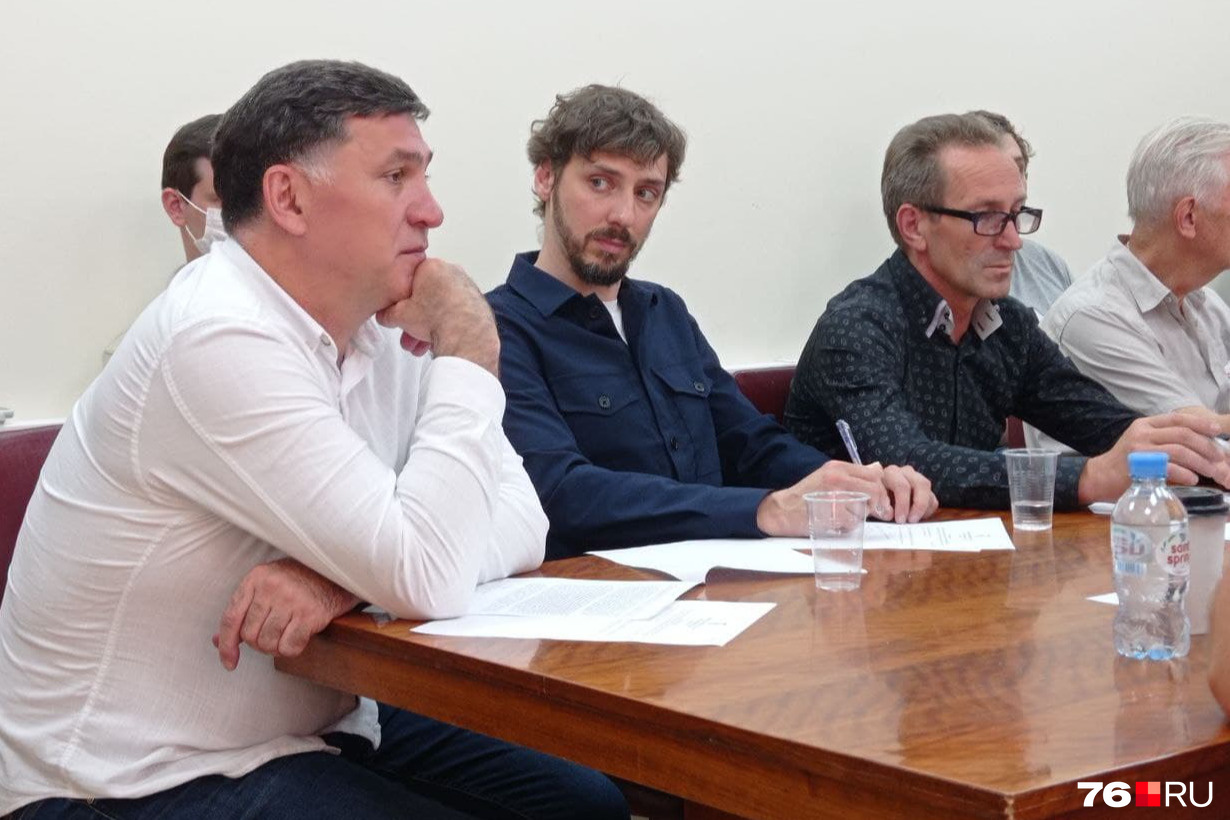 Руководство и артисты Волковского театра — в числе защитников «актерского квартала». Илья Коврижных (в центре) был первым, кто встал перед экскаватором Руководство и артисты Волковского театра — в числе защитников «актерского квартала». Илья Коврижных (в центре) был первым, кто встал перед экскаватором