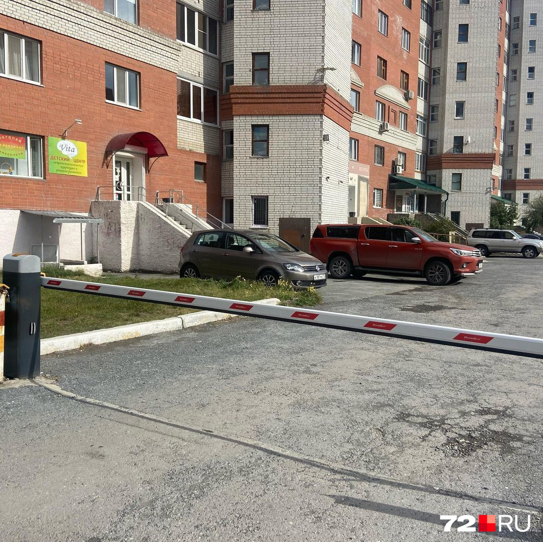 Напротив детского центра обычно спокойно размещается 2–3 машины Напротив детского центра обычно спокойно размещается 2–3 машины