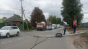 На улице Зоологической в Ростове экскаватор снес столб — образовался огромный затор