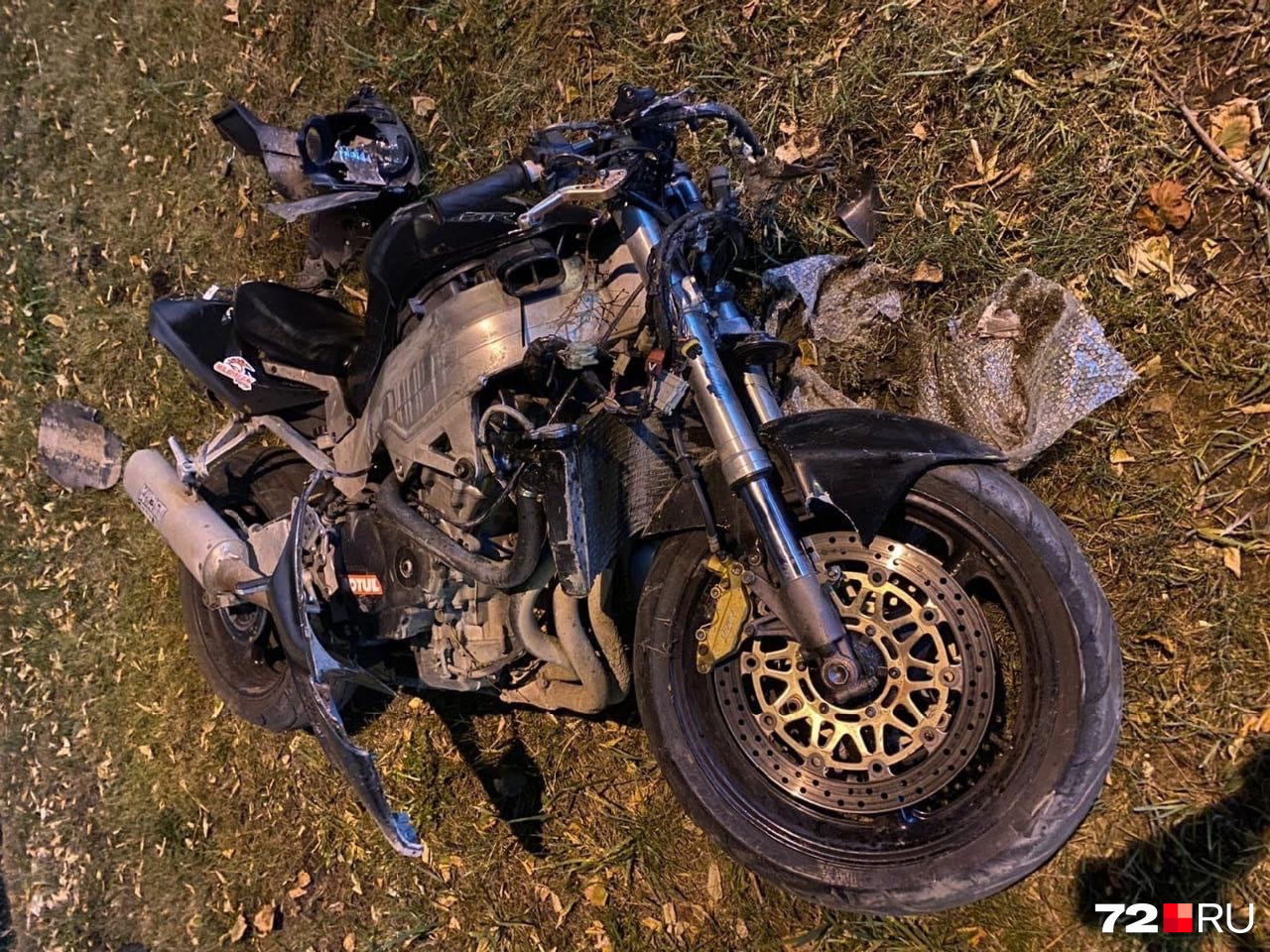 От удара при столкновении мотоцикл отбросило на обочину