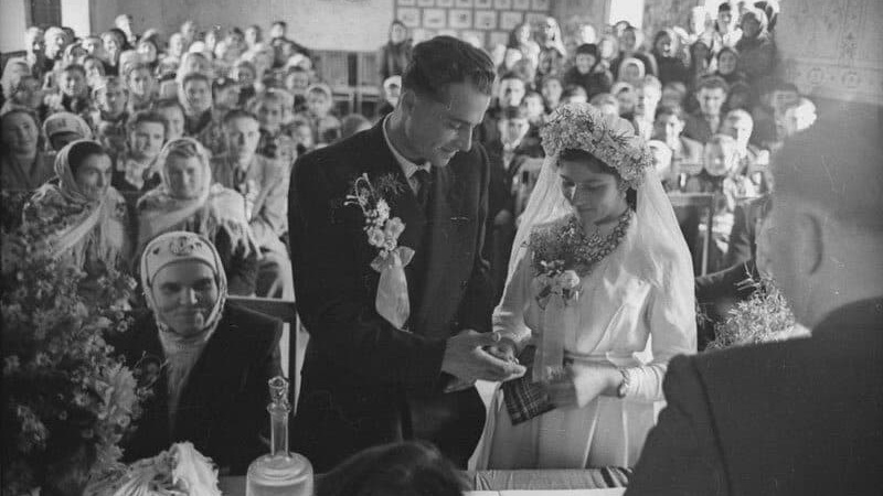 Платье и галстук по талону. Свердловчане рассказали, как играли свадьбы в СССР