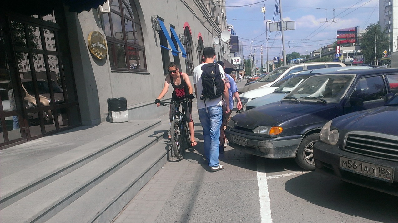 Причин тесноты на тротуарах Екатеринбурга четыре, и самокатов среди них нет: колонка урбаниста