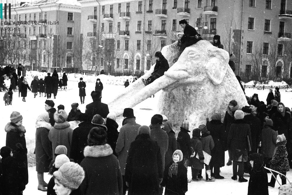 Ледовая горка на площади перед ДК имени Свердлова, январь 1966 года