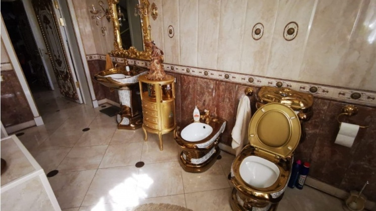 Уже не мечтают о дворцах с золотыми унитазами? Выясняем, где в России живут самые жадные гаишники