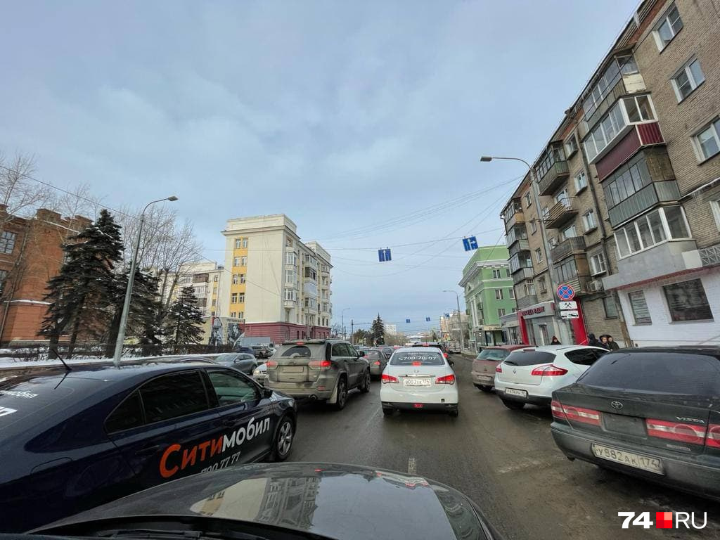Машины в центре отправили в объезд улицы Воровского Машины в центре отправили в объезд улицы Воровского