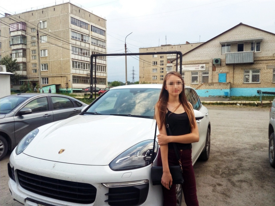 Фото на фоне этого белого Porsche, сделанное в поселке Зауральском летом <nobr class="_">2018 года</nobr>, выложила в соцсети родственница Сергея Афанасьева
