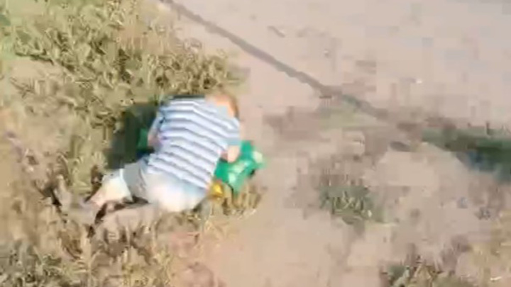 В Челябинской области маленького мальчика нашли спящим на обочине дороги