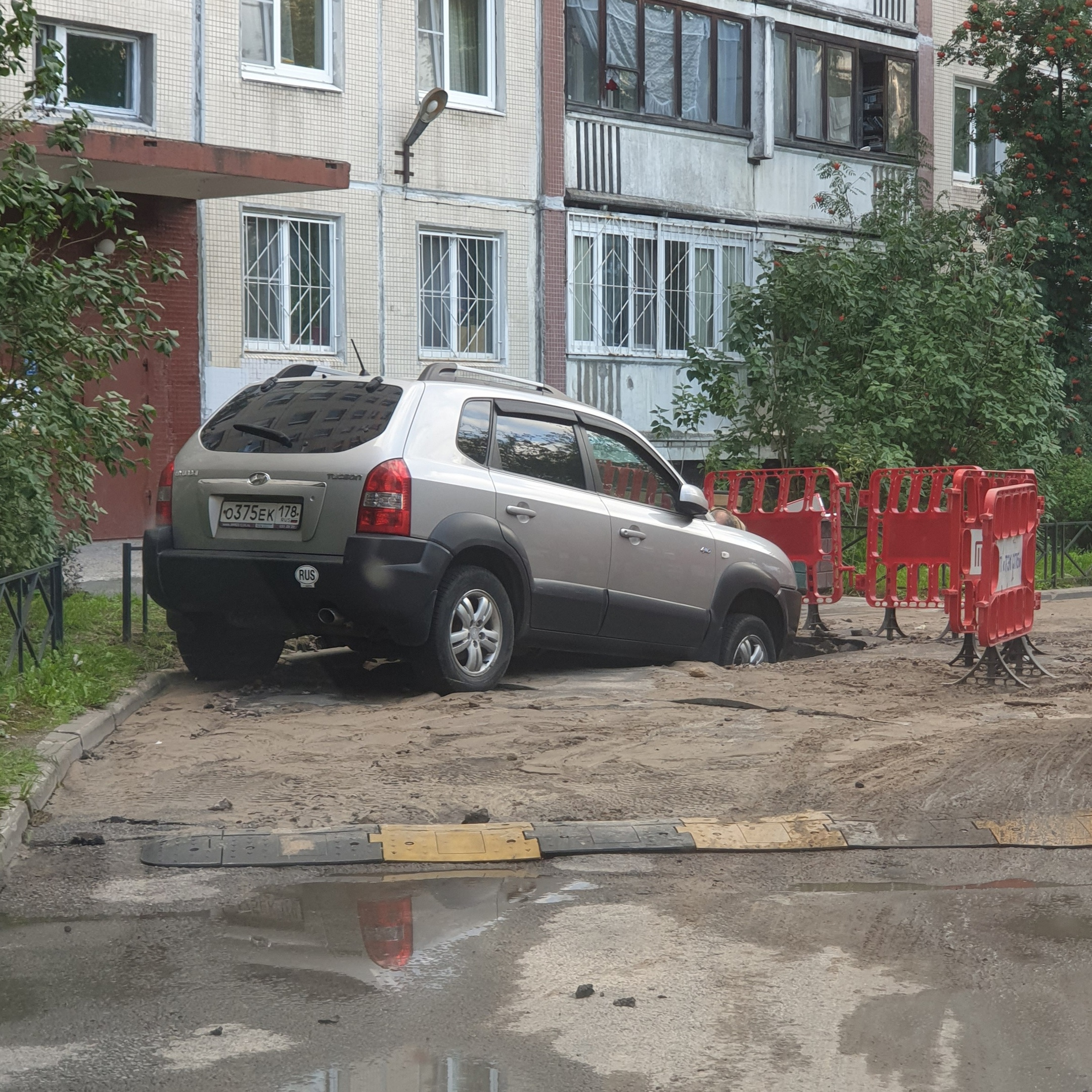 В Колпино двор стал достопримечательностью — там под землю провалилась  машина, а рядом образовалось озеро - 18 августа 2021 - ФОНТАНКА.ру