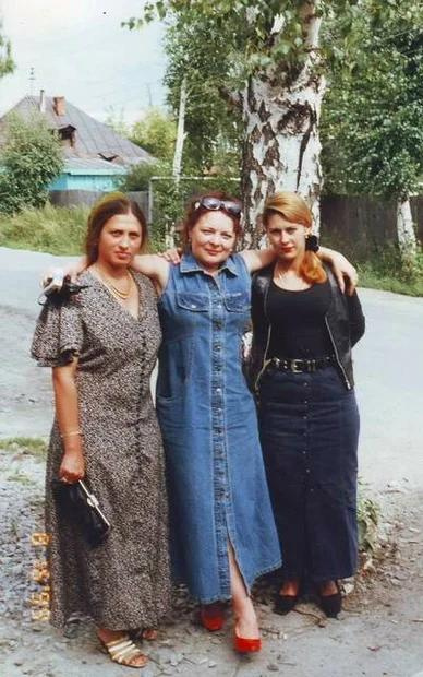 Морозовская (в центре) с подругами. Девичья фамилия Тани — Граздовская Морозовская (в центре) с подругами. Девичья фамилия Тани — Граздовская